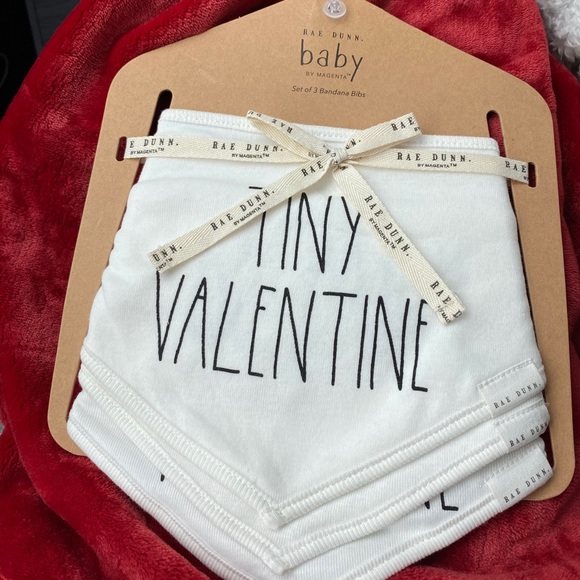 NWT RAE DUNN Valentine Bib Set - Picture 2 of 4
